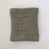 gebreide baby deken van katoen duurzaam kleur sage 80x100cm leuk als kraamcadeau van MINUMINI